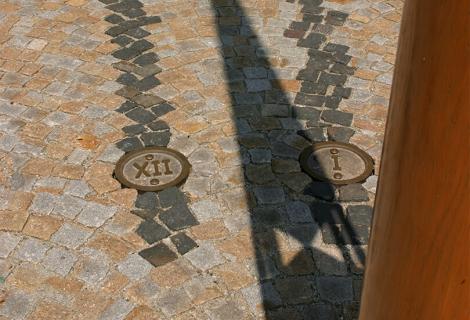Kraj pod Javořicí, Náměstí T. G. Masaryka v Třešti, stín slunečních hodin