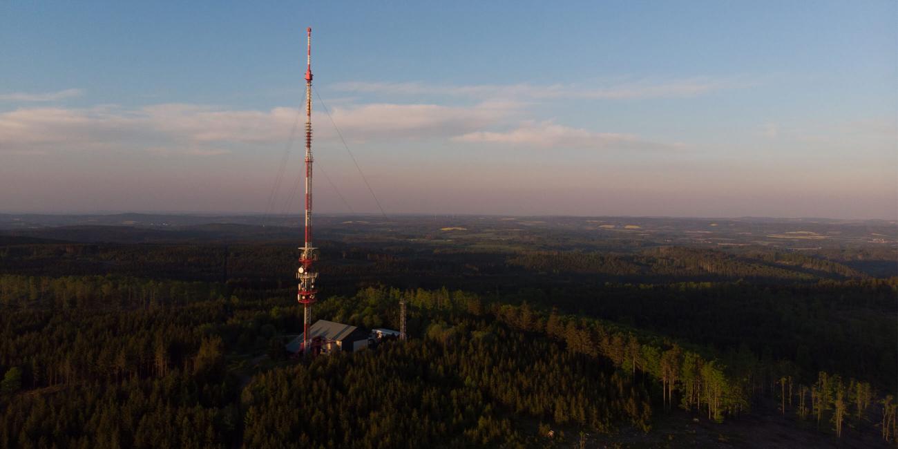 Kraj pod Javořicí, Javořice, televizní vysílač vysoký 167 m, soumrak