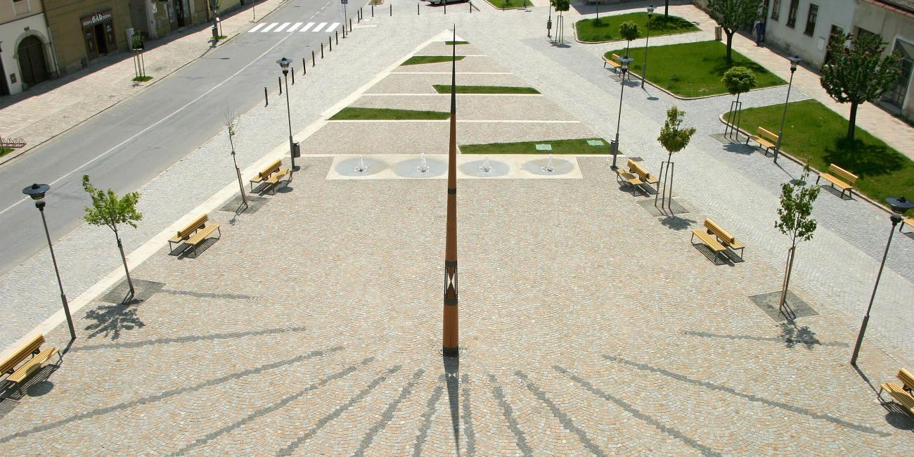 Kraj pod Javořicí, Náměstí T. G. Masaryka v Třešti, letecký pohled na sluneční hodiny