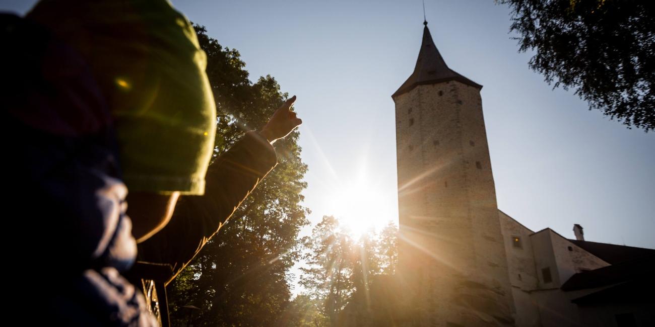 Hrad Roštejn tyčící se na skalnatém vrchu