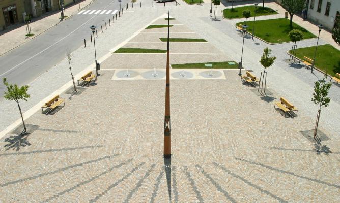 Kraj pod Javořicí, Náměstí T. G. Masaryka v Třešti, letecký pohled na sluneční hodiny