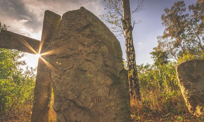 Křížová cesta z neupracované žuly v Mysliboři
