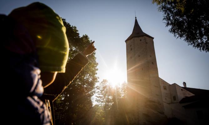 Hrad Roštejn tyčící se na skalnatém vrchu