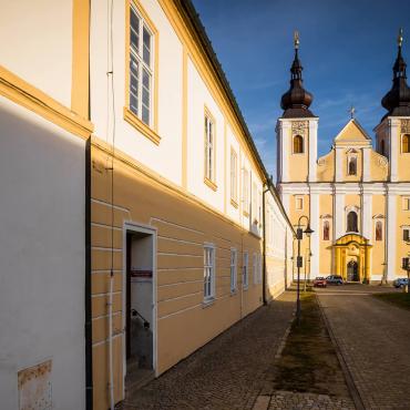 Kraj pod Javořicí, Klášter Nová Říše, čelní pohled, svit slunce